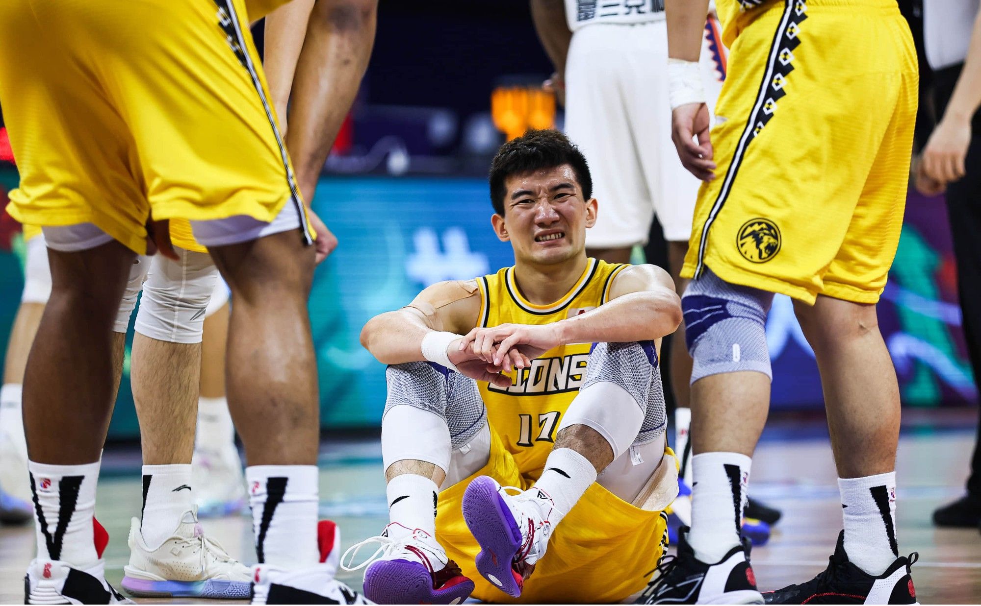 🙏广厦官方：孙铭徽被肘击头部后被诊断为闭合性颅脑损伤及脑震荡