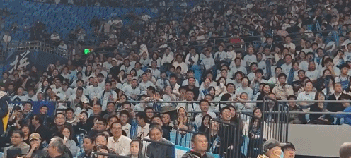 👀北京主场球迷在广东球员王少杰罚篮时高喊“易建联”进行干扰